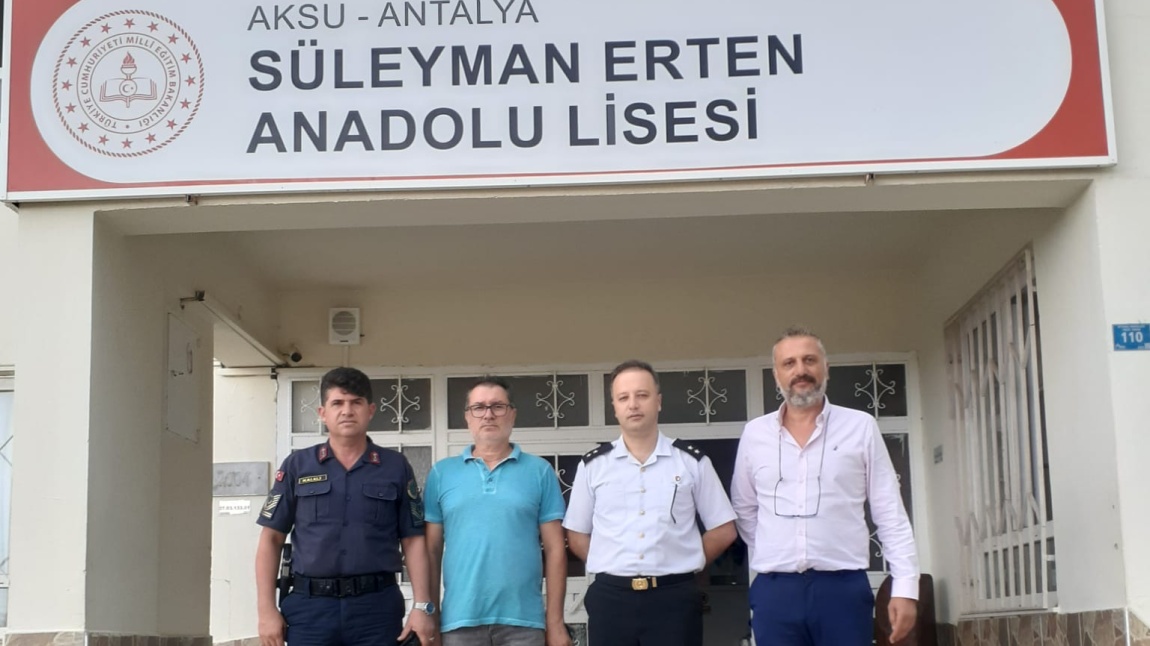 AKSU İLÇE JANDARMA KOMUTANIMIZ VE AKSU KARAKOL KOMUTANIMIZIN OKULUMUZA ZİYARETİ